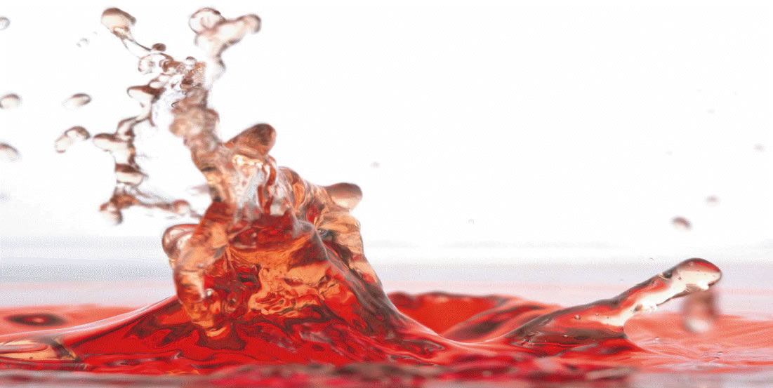 В воду идет красным. Красные брызги воды. Всплеск красной воды. Разлитая жидкость красного цвета.